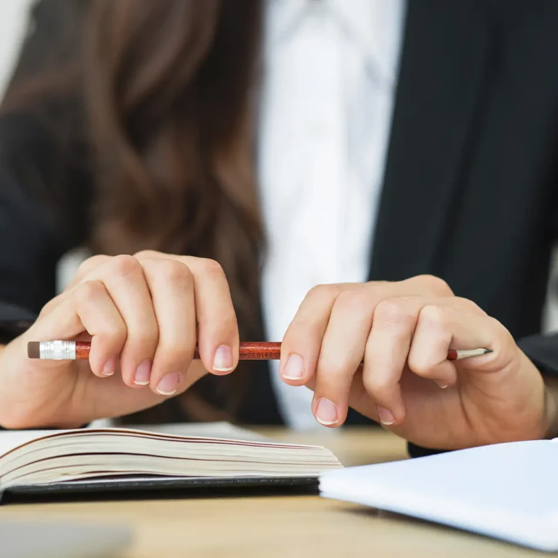 avvocato tiene matita