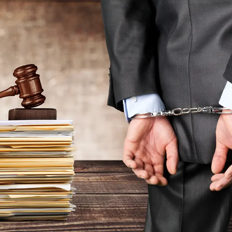 uomo ammanettato in tribunale