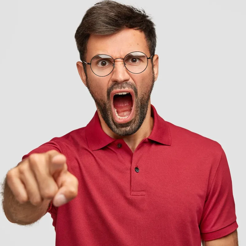 uomo arrabbiato indica